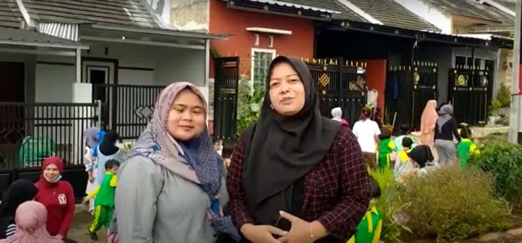 Bunda PAUD Desa Gekbrong, Sukabumi Ny. Euis Ayu Trisna. Memotivasi PAUD-PAUD di Indonesia